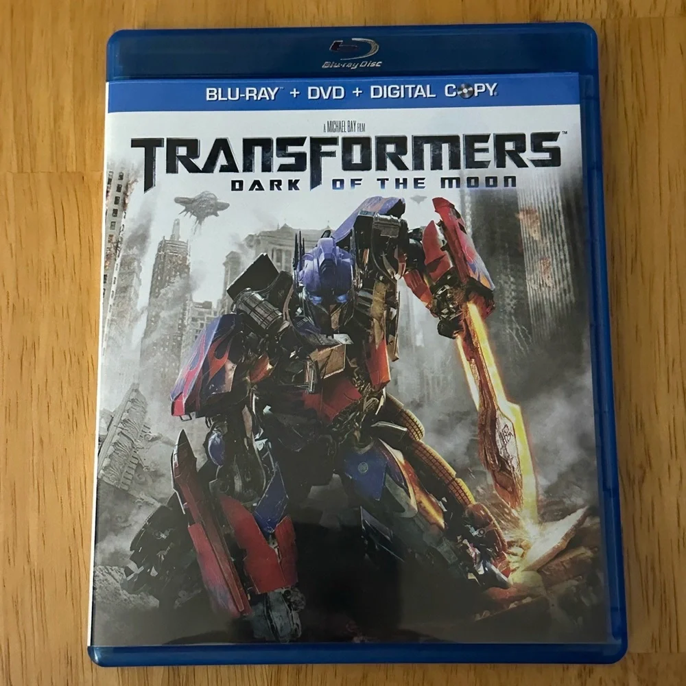 Transformers Dark of the Moon Blue-Ray + DVD + Digital Copy - Picture 3 of 4